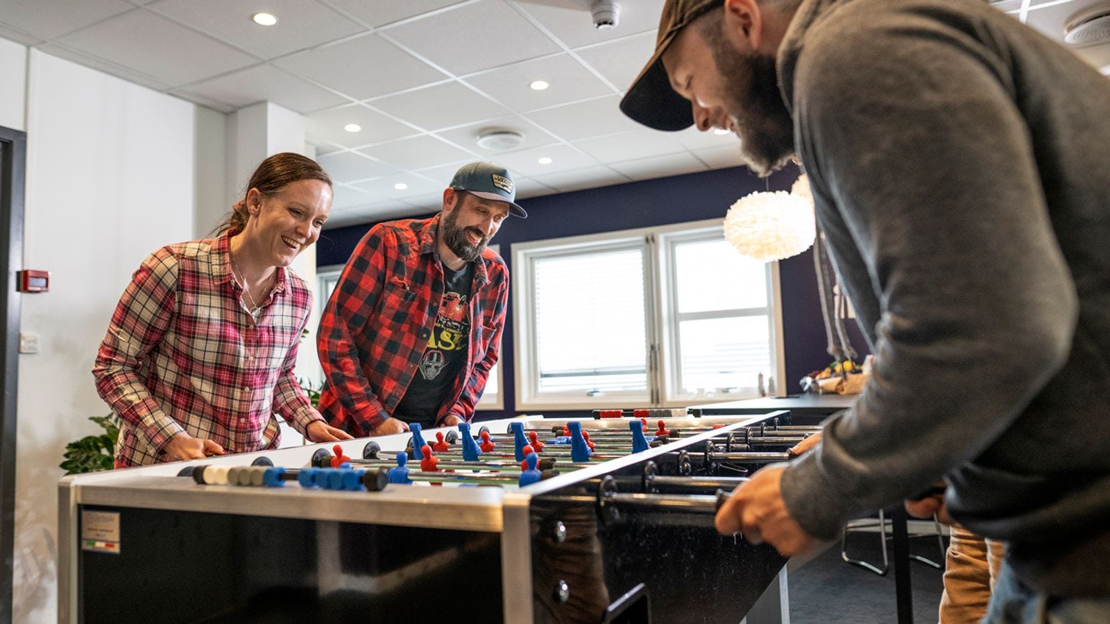 Inmeta Kolleger konkurrerer i foosball på Hamar-kontoret