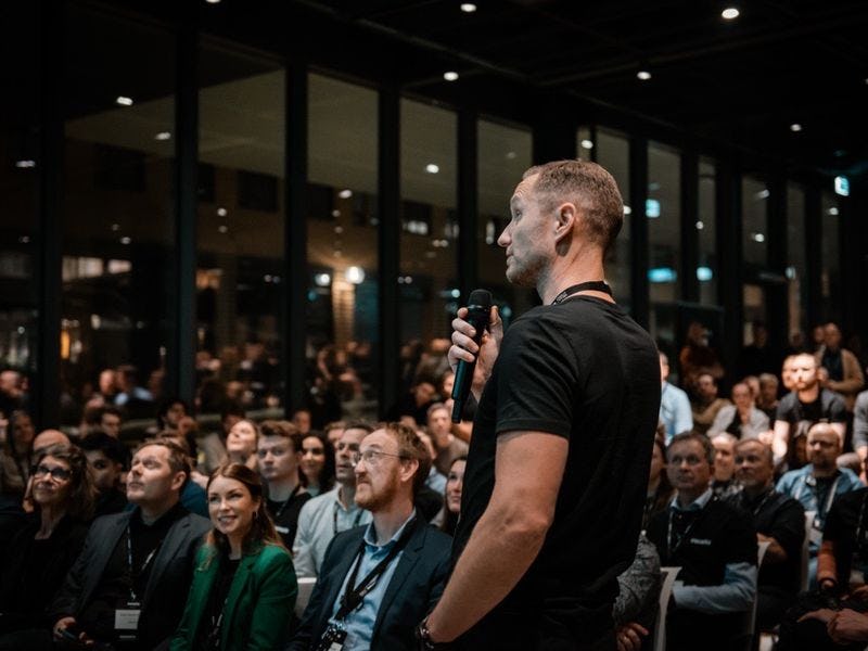 Hans Vigstad foran Inmeta Hackathon-deltakere og jury i Nydalen