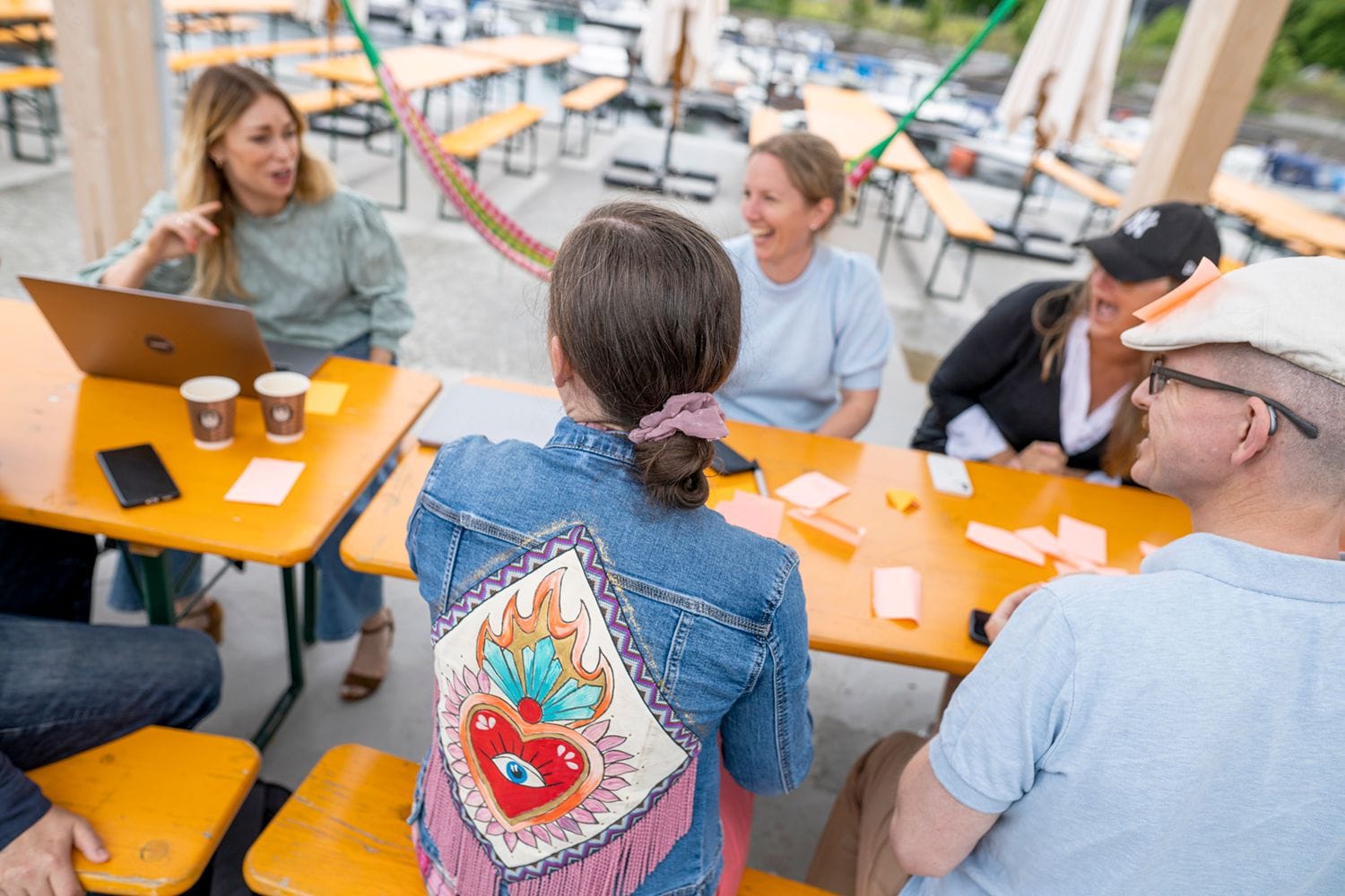 En gjeng Inmeta-kolleger i en kreativ workshop utendørs