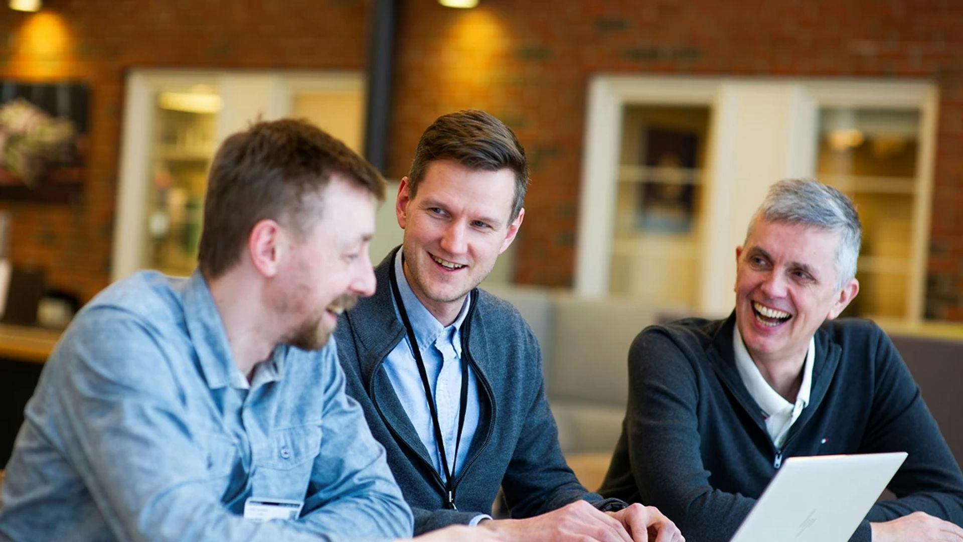 Tre menn smiler foran en laptop. Fra venstre, Anatoli Jernakov (Inmeta), Kristian Waldal (SINTEF) og Benedikt Svavarsson (Inmeta) Foto: SINTEF v/Karoline Ravndal Lorentzen.