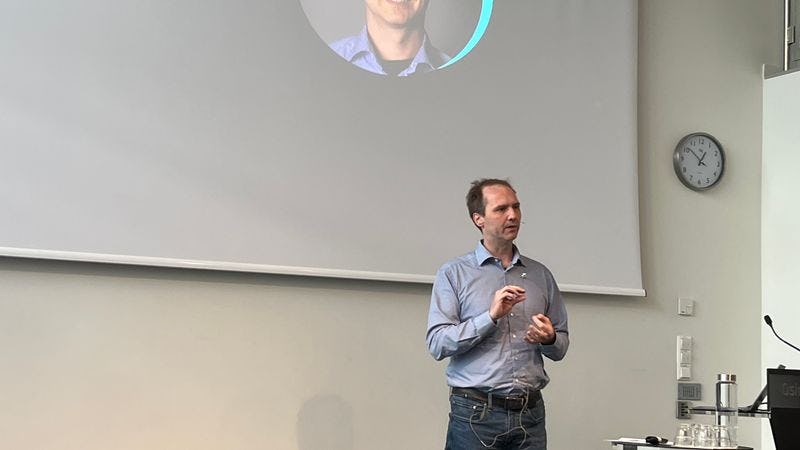 Alexander Vaagan presenterer på scenen