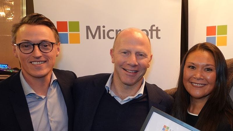 Fire Crayon og Inmeta kollegaer med diplom foran Microsoft